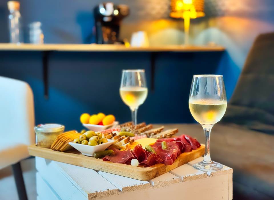 Planche gourmande charcuterie et fromages dans spa privatif – Spa Le Magnolia