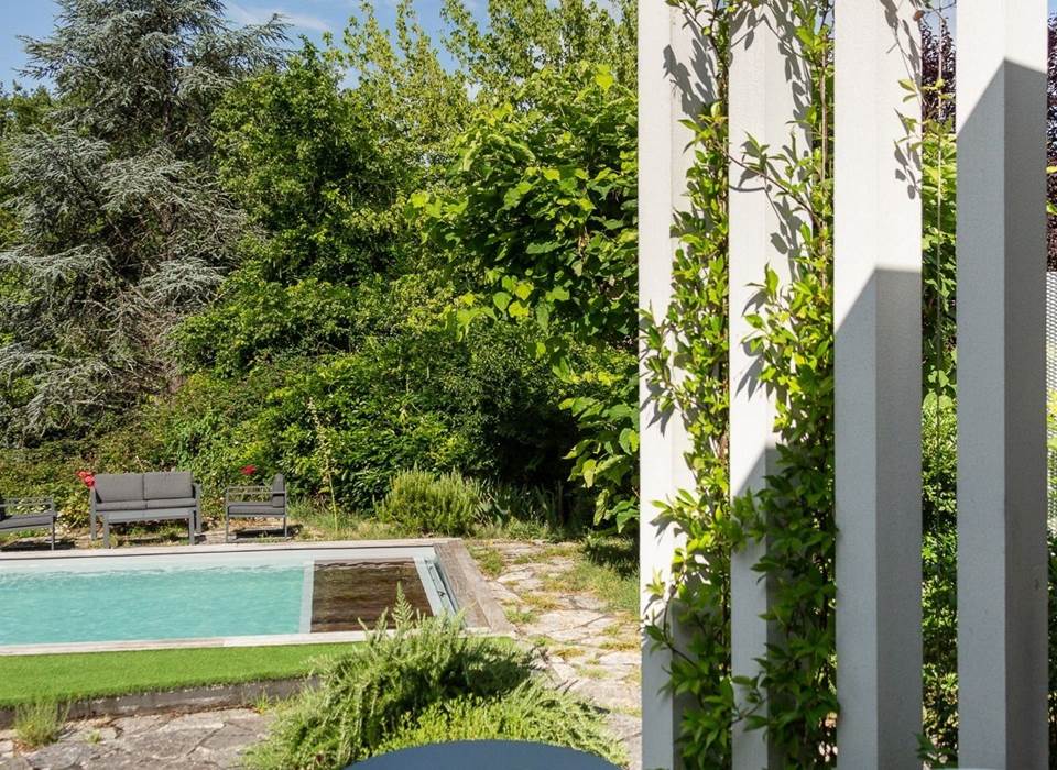 Vue sur la piscine depuis la terrasse © Malika Turin
