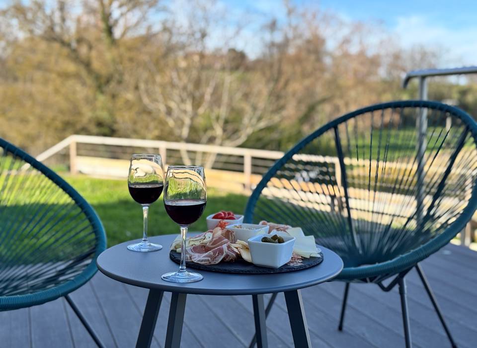 Détente au soleil devant le spa privatif – Spa Le Magnolia