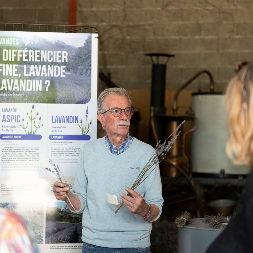 Atelier d’aromathérapie familiale : fabrication d’un roll-on aux huiles essentielles à la distillerie