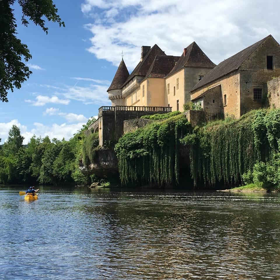 château de losse avec canoë family