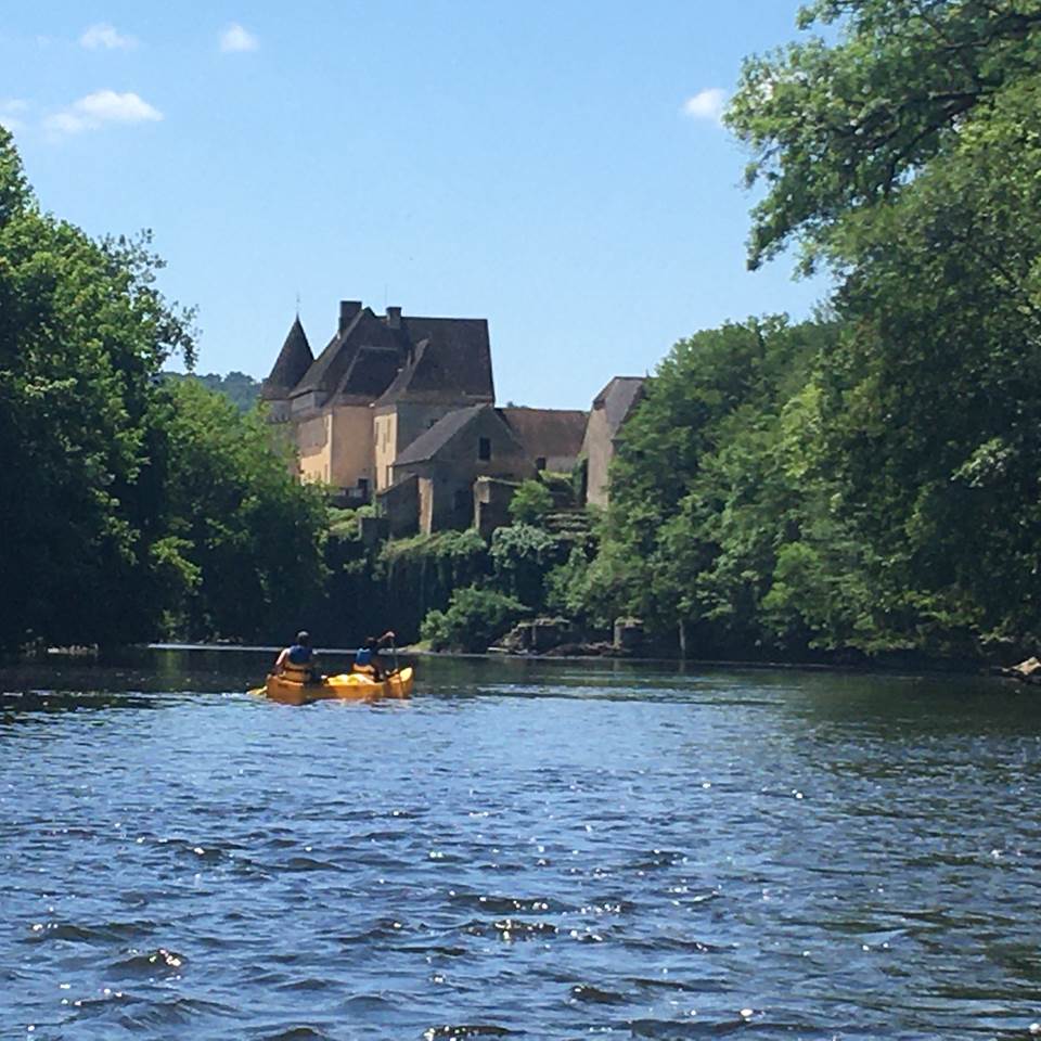 Arrivée au Château de Losse, canoe family, Saint Léon-sur-Vézère, Dordogne, Perigord