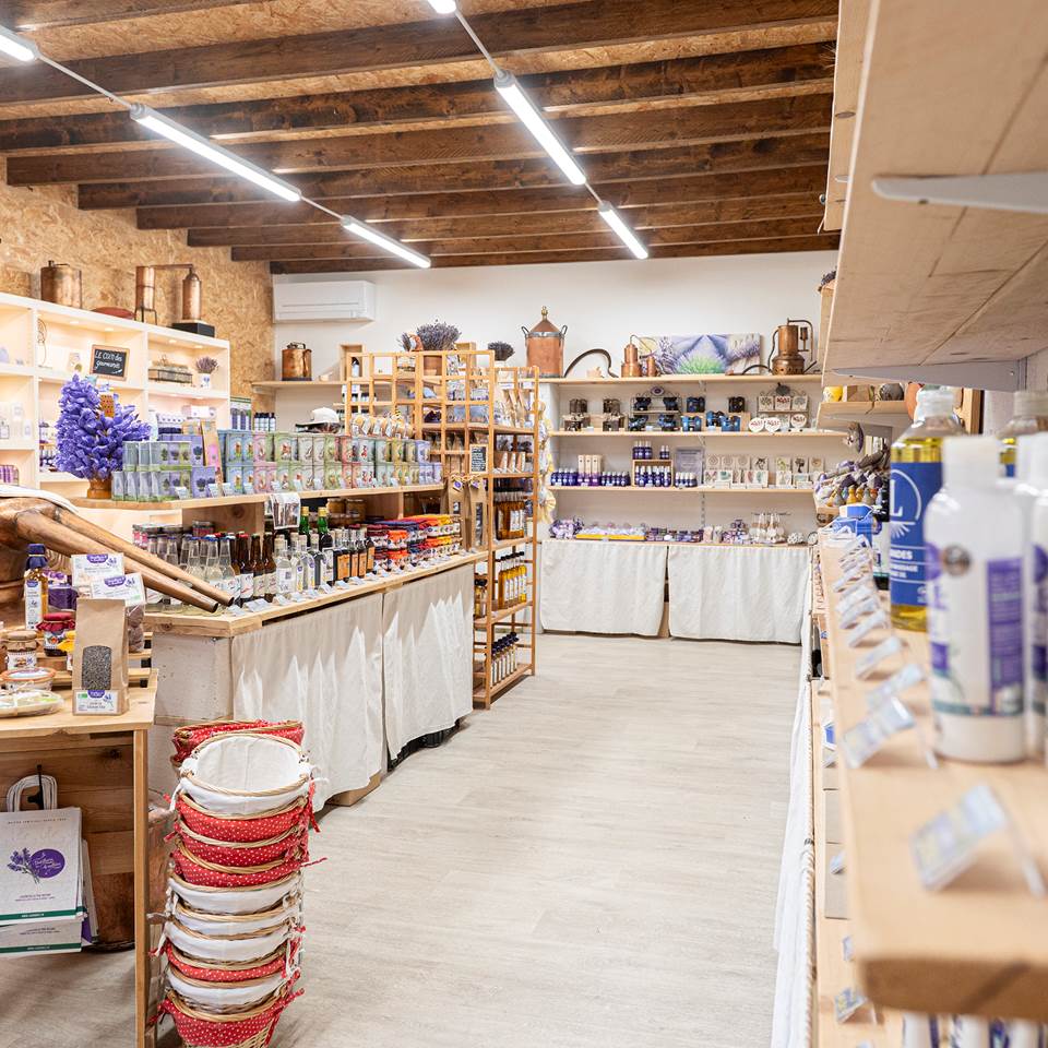 Boutique sur place : sélection artisanale autour de la lavande, du bien-être aux souvenirs.
