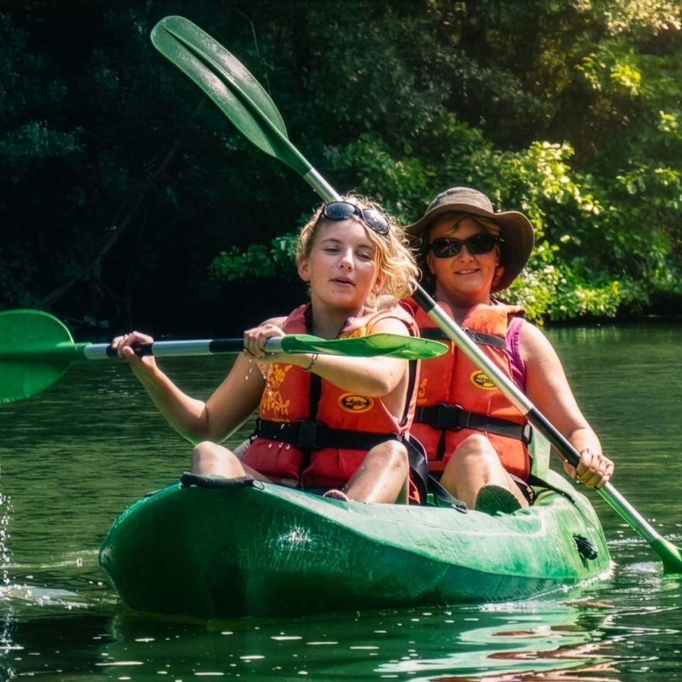 Moment inoubliable de famille en kayak sur une rivière calme au cœur de la nature.