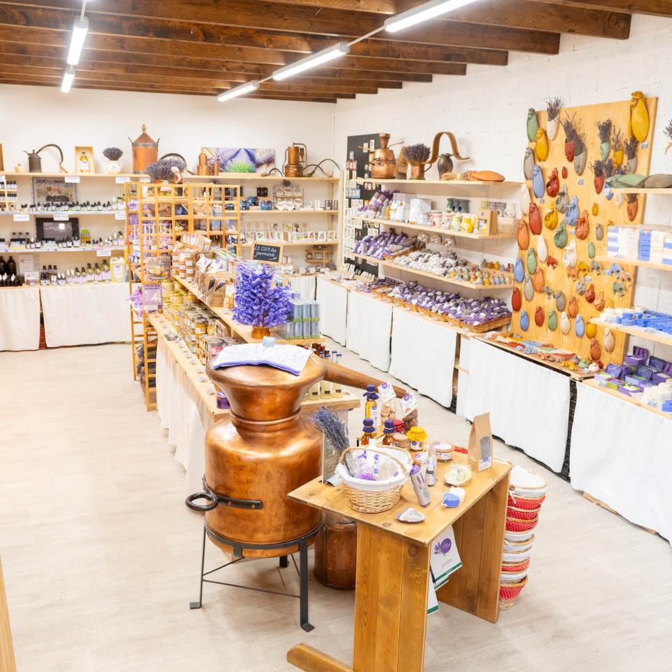 Produits locaux et artisanaux : une boutique complète pour repartir avec “le bon produit”.