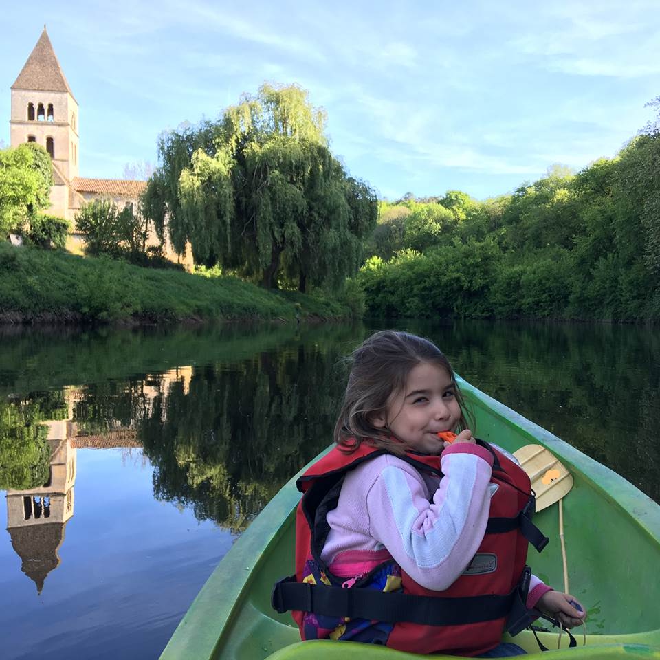Saint Leon sur Vezere, plus beau villae de france, canoe family