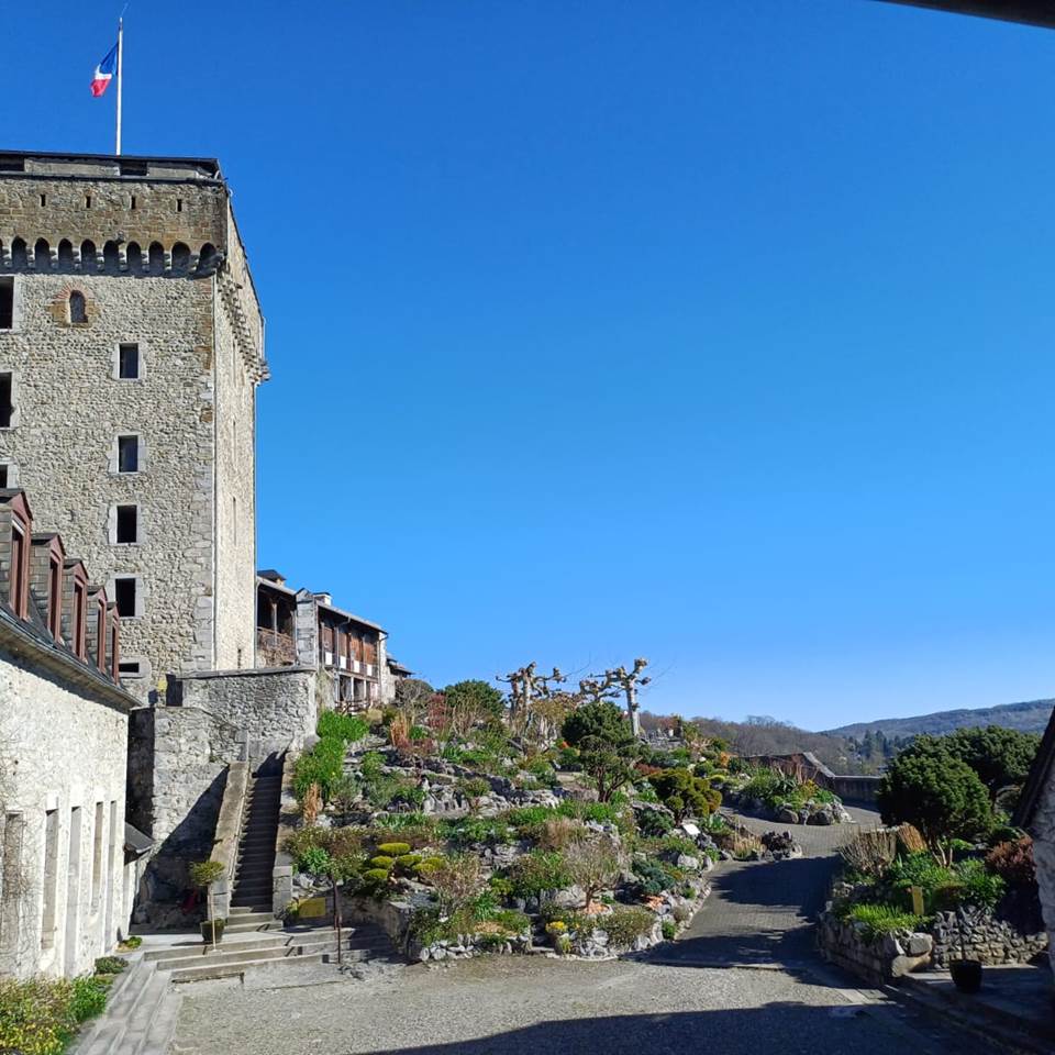 chateau donjon et jardin