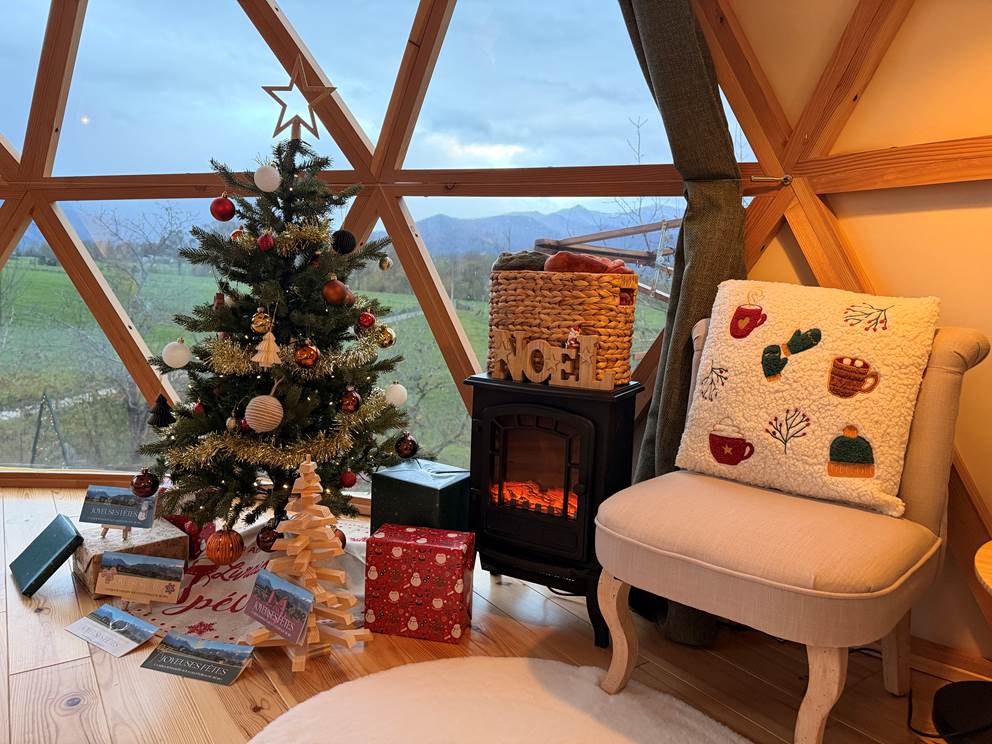 Sapin de noël dans une ambiance chaleureuse