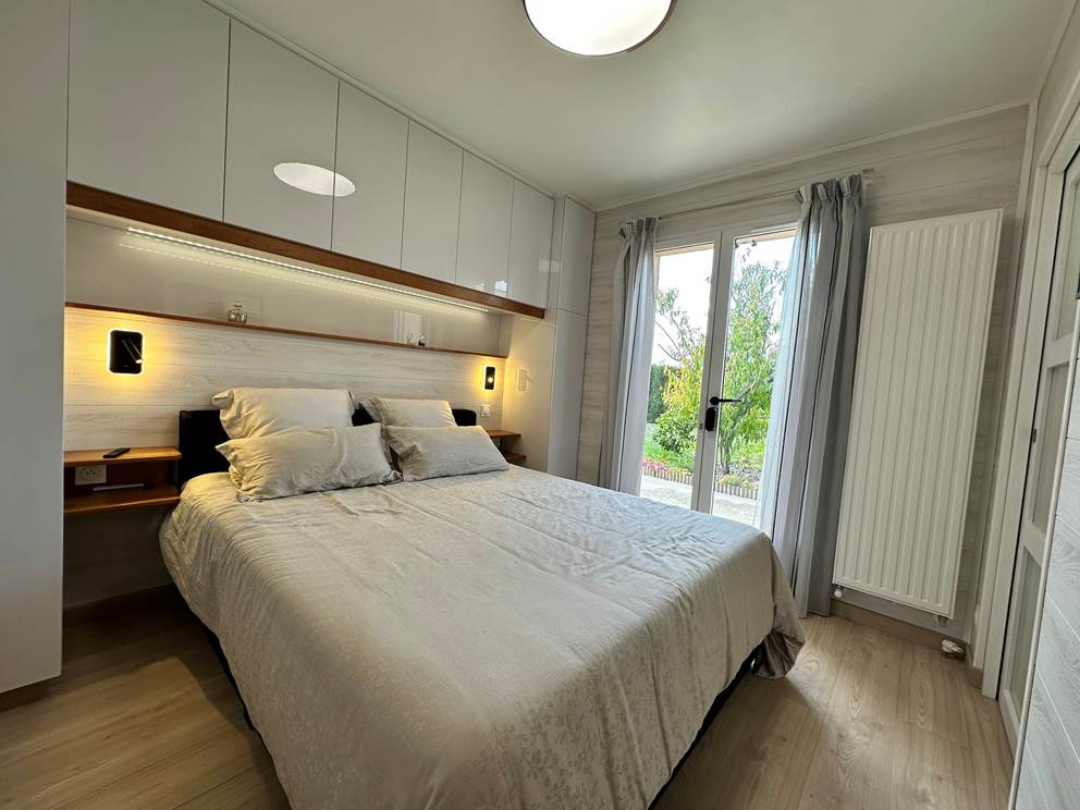 chambre-gabriel-lit-queen-size_vue-jardin_mas-des-anges-chambre-d-hotes-etape-hotel-soussans-margaux-oenotourisme