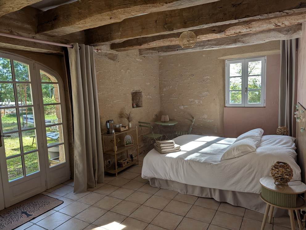 Chambre d'hôtes verdoyante - Aveyron - Vue d'ensemble côté porte