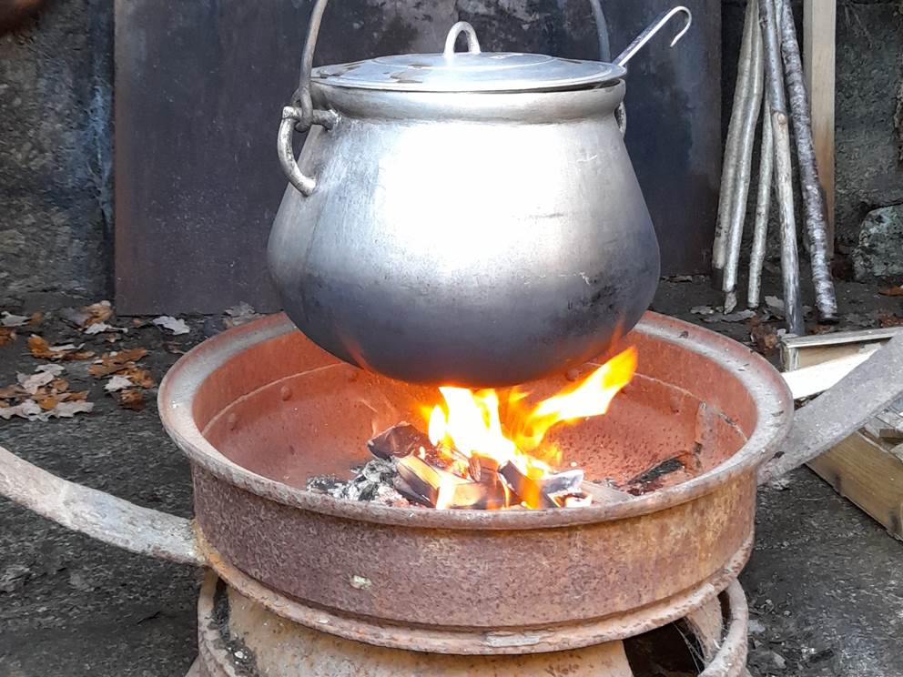 La marmite au feu de bois
