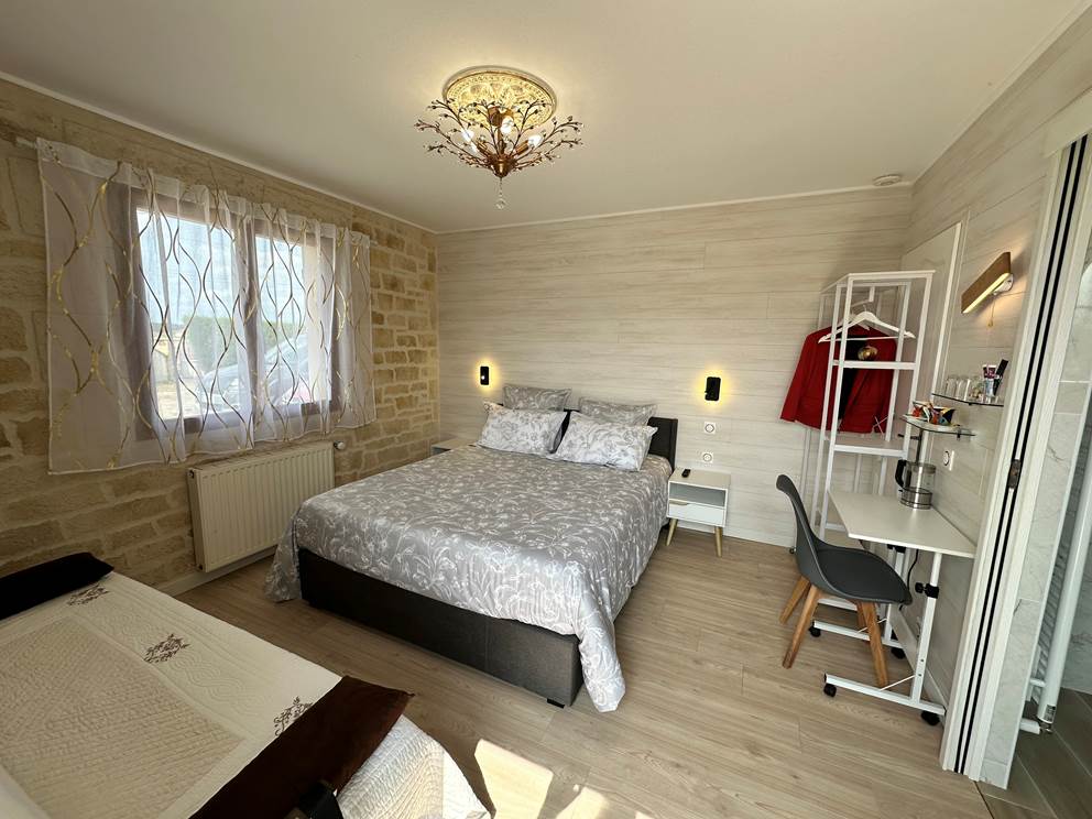 chambre-raphael-lit-queen-size_canapé-2-places_spacieuse_calme_lumineuse_mas-des-anges_soussans-margaux-medoc-bordeaux-pauillac-moulis-vignoble-accessibilite