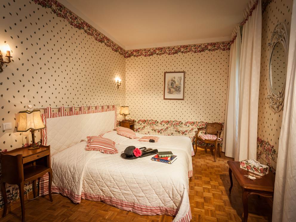 Hostellerie du grand duc chambre 2 lits 1