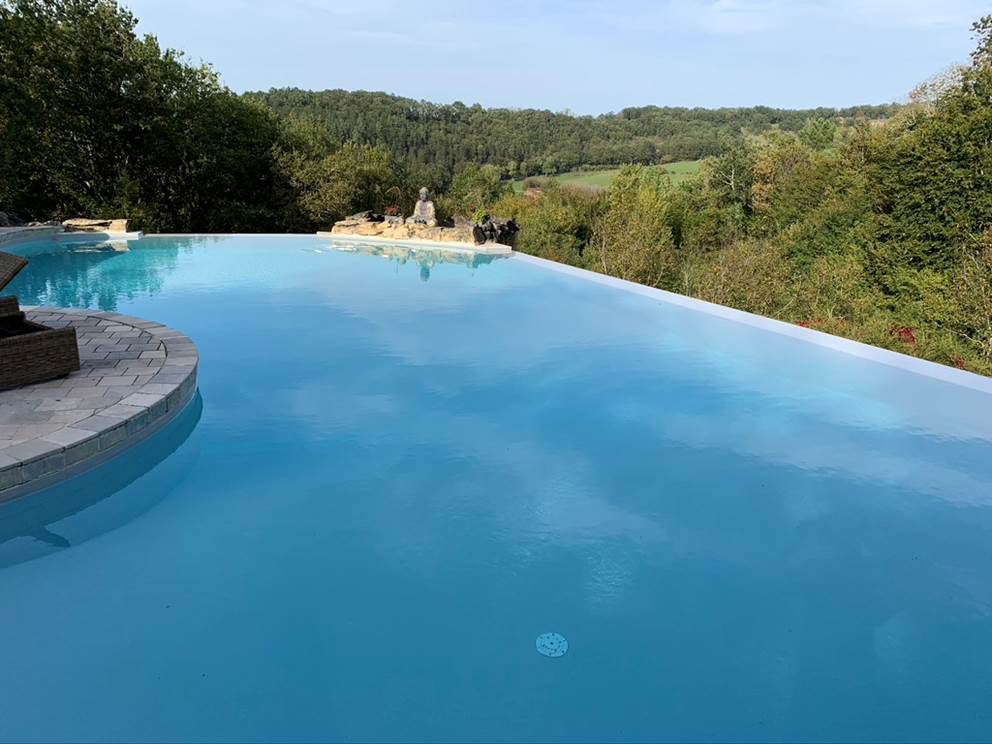 piscine à double débordement, au sel