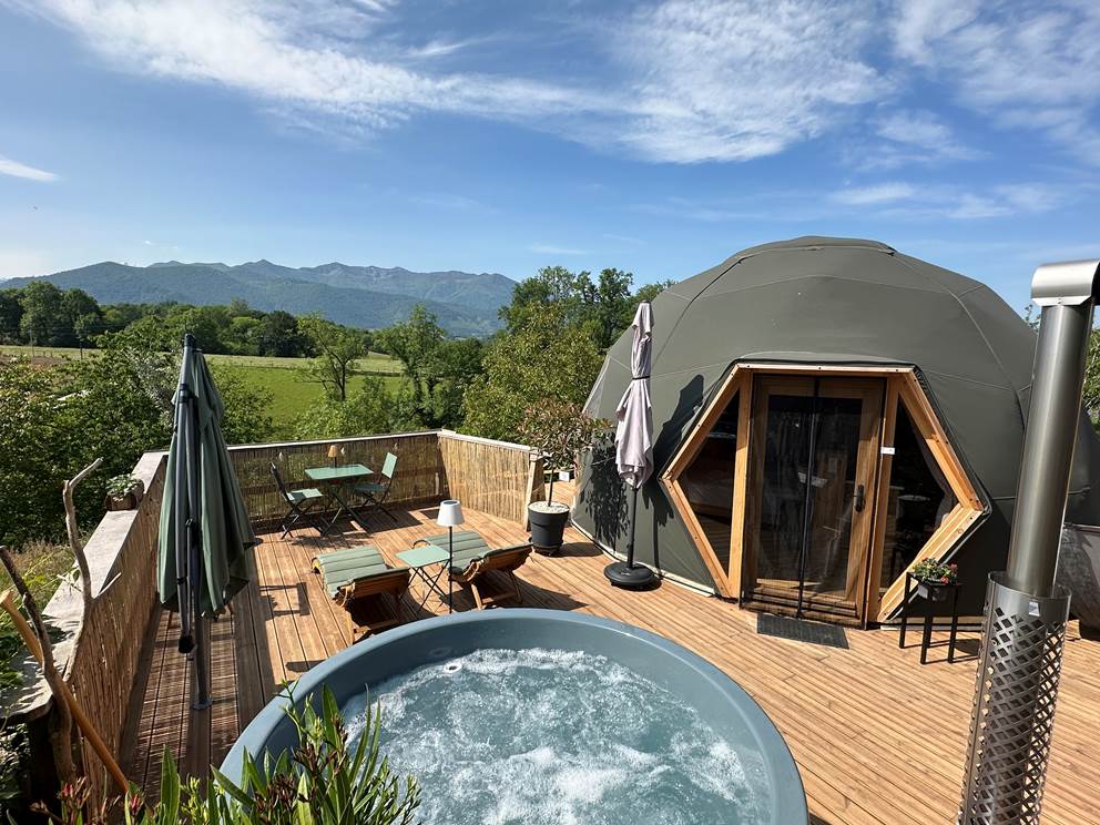 Dôme avec vue sur les Pyrénées et bain nordique